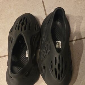 Black Slip-On Foam Shoes